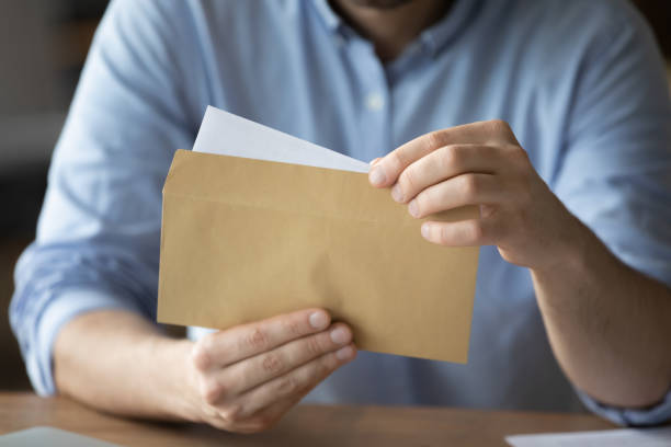 businessman takes out letter from envelope with business news - bônus imagens e fotografias de stock