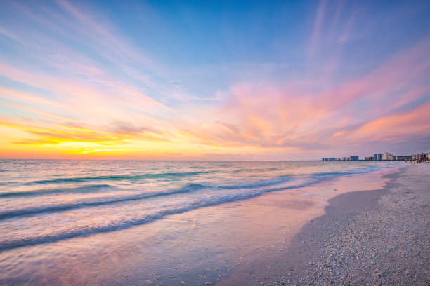 sonnenuntergang himmel strand florida usa - naples stock-fotos und bilder