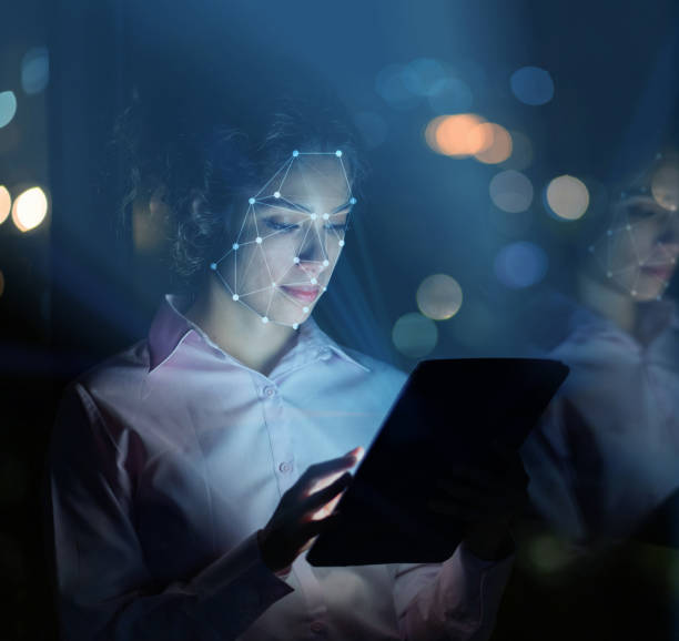 femme utilisant la technologie faciale de reconnaissance pour accéder à son ordinateur de tablette - recognized photos et images de collection