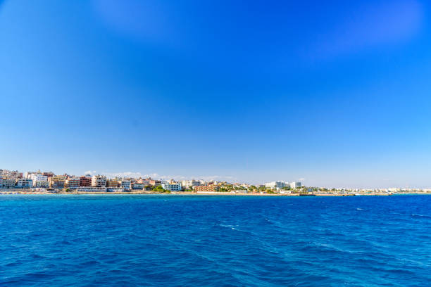 vista panorâmica na cidade de hurghada a partir do mar vermelho - beautiful horizontal arabia hurghada - fotografias e filmes do acervo