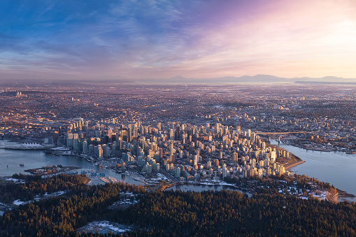 Vista aérea de Stanley Park y el centro de Vancouver photo