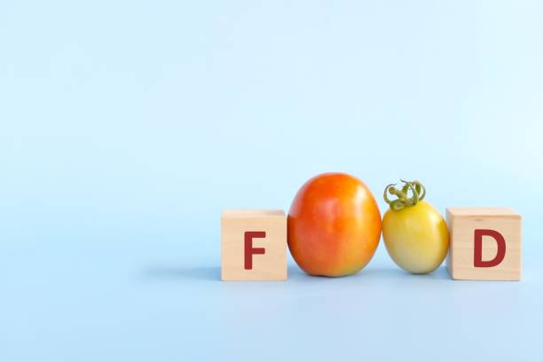 coma un concepto de alimentos saludables y orgánicos. tomate con bloques de madera de fondo azul. - organic single word environment block fotografías e imágenes de stock
