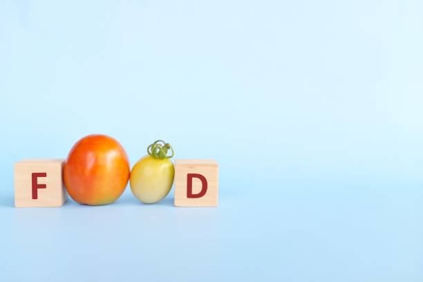 coma un concepto de alimentos saludables y orgánicos. tomate con bloques de madera de fondo azul. - organic single word environment block fotografías e imágenes de stock