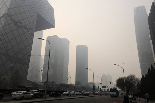 중국 베이징 - 2021년 3월 7일: 자동차가 스모그 데이에 도심의 도로를 여행합니다. - beijing air pollution china smog 뉴스 사진 이미지