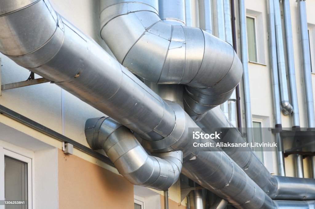 에어 칠러 파이프라인 및 백화점의 Hvac 시스템 에어컨 냉각기 파이프 및 콘센트 냉각 시스템의 오버헤드 빌딩 구조 인더스트레일 ...
