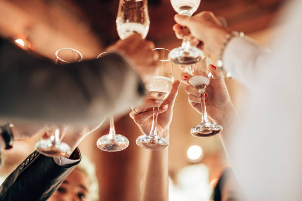 brindare al matrimonio festa - champagne wedding luxury dinner foto e immagini stock