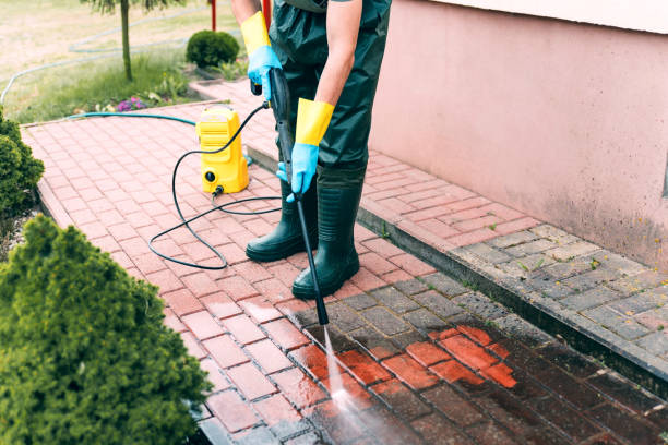 hombre limpiando bloque de pavimento rojo y conrete usando limpiador de agua de alta presión. concepto de limpieza de pavimentación - color image season people wet fotografías e imágenes de stock