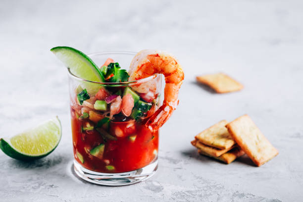 erfrischende mexikanische garnelen cocktail mit limette in glas auf grauem stein hintergrund - seafood prepared shrimp prawn avocado stock-fotos und bilder