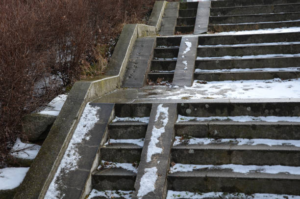 an old concrete staircase with a railing is often an obstacle for mannequins and prams. A simple but dangerous solution is to use two ramps at the wheelbase. This is the only way to cross the stairs