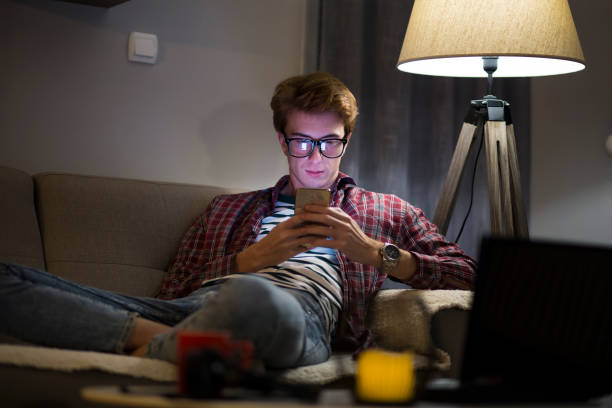 自宅で働く若い大人は熱心な19パンデミックです - オール電化 1人暮らし ストックフォトと画像