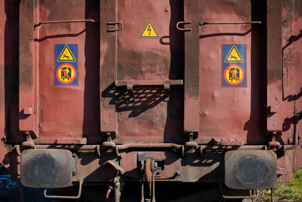 pictogramas em um vagão de trem enferrujado - freight train flash - fotografias e filmes do acervo