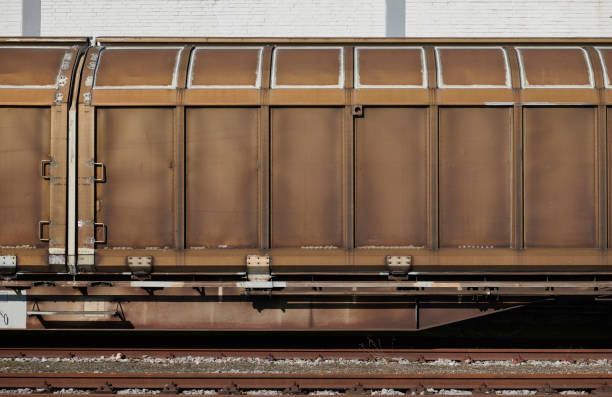 zardzewiały brązowy wagon pociągu towarowego - cargo container metal container rough zdjęcia i obrazy z banku zdjęć