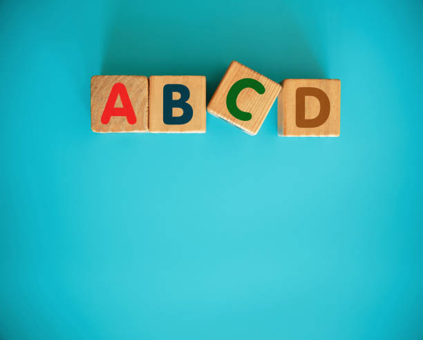 blocco alfabeto con abcd su sfondo blu - hardcover book education single word horizontal foto e immagini stock