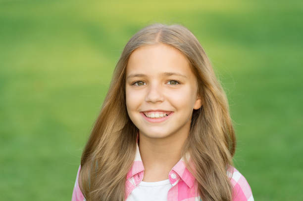 Good vibes. Summer vacation. Smiling girl. Cheerful schoolgirl. Happy smiling child. Have fun. Healthy emotional happy kid relaxing outdoors. Living happy life. Positive concept. Emotional expression. buenas vibraciones. vacaciones de verano. una chica sonriente. colegiala alegre. feliz niño sonriente. que te diviertas. niño feliz emocional saludable relajándose al aire libre. vivir una vida feliz. concepto positivo. expresión emocional