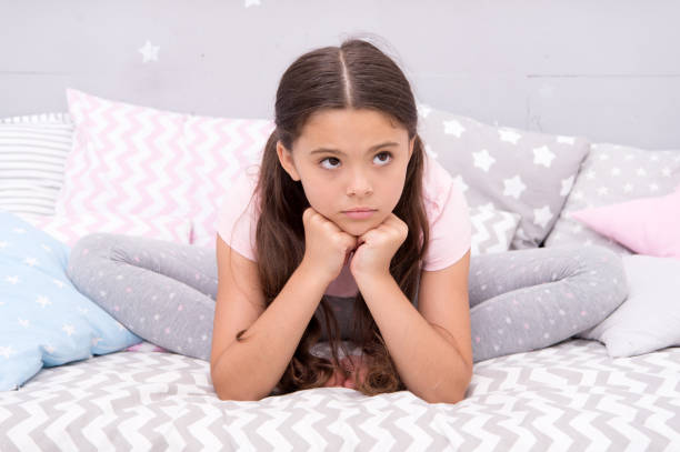 Relaxation Exercises for Falling Asleep. Little girl in pajamas get ready for bedtime. Calming activity for kids. Relax and ease the transition to sleep. Bedtime concept. Ways to relax before bedtime ejercicios de relajación para conciliar el sueño. la niña en pijama se prepara para acostarse. actividad calmante para los niños. relájese y alivie la transición al sueño. concepto a la hora de acostarse. maneras de relajarse antes de acostarse.