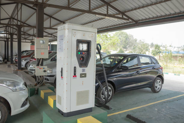 una estación de carga de vehículos eléctricos establecida por el gobierno de karnataka en sus instalaciones en mysuru, india. - futuristic car color image mode of transport fotografías e imágenes de stock