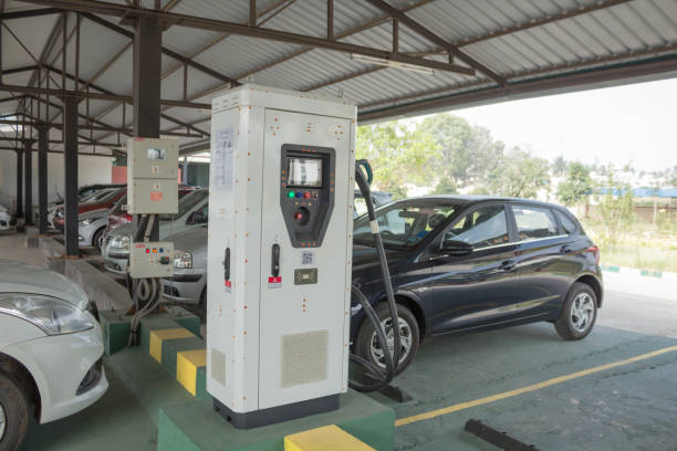 uma estação de carregamento de veículos elétricos criada pelo governo karnataka em suas instalações em mysuru, índia. - futuristic car color image mode of transport - fotografias e filmes do acervo