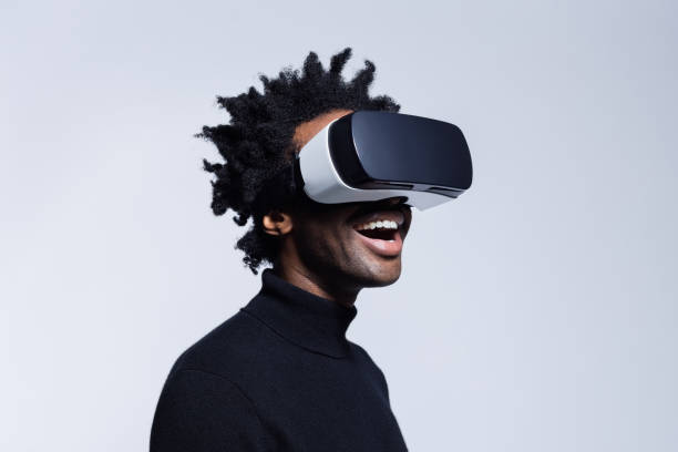 glücklicher junger mann mit virtual-reality-brille - virtuelle realität fotos stock-fotos und bilder