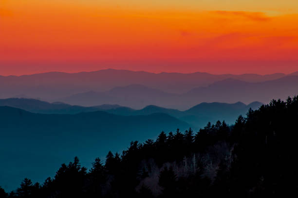 bunte blue ridge berge sonnenuntergang - blue ridge mountains appalachian mountains appalachian trail forest stock-fotos und bilder