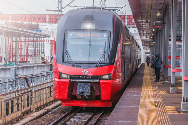 le train express de l’aéroport sheremetyevo s’approche de la plate-forme de la gare le jour de l’hiver. - sheremetyevo photos et images de collection