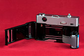 vintage-film-rangefinder-kamera-mit-open-back-and-roll-of-film-auf-einem-roten-hintergrund.jpg?b=1&s=170x170&k=20&c=rpwIKr-nHyfNk7XYge4QcuzR4xGk4Uq9xo_rlASPg4A=