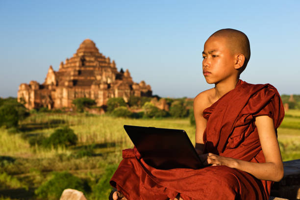 młody buddyjski mnich za pomocą laptopa - hinduism monk buddhism myanmar zdjęcia i obrazy z banku zdjęć