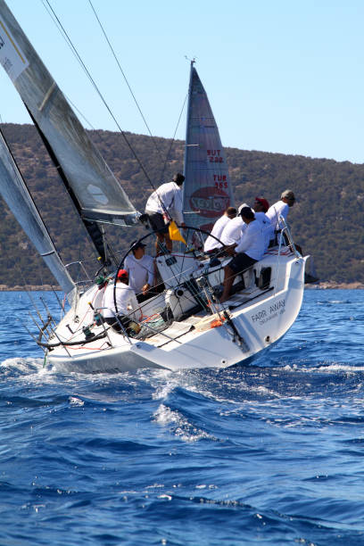 segelschiffsyachten im offenen meer. luxusboote. - sailboat storm teamwork competition stock-fotos und bilder