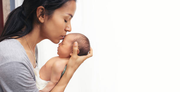 madre in testa con il suo bambino piccolo,primo piano neonato - korea child baby asian culture foto e immagini stock