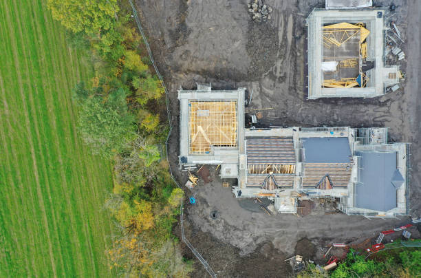 canteiro de obras de desenvolvimento de casas em vista aérea em andamento - uk scaffolding construction building activity - fotografias e filmes do acervo