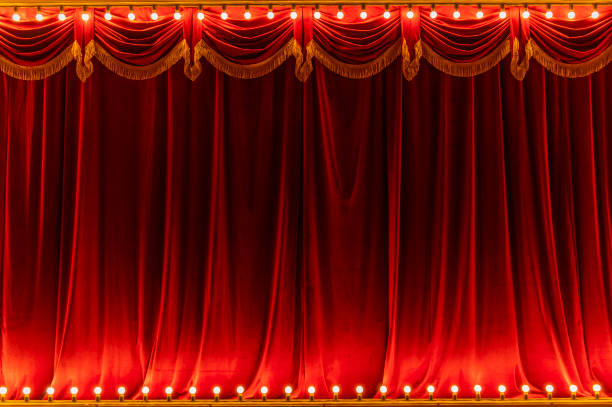tenda rossa del teatro e lampada al neon intorno al bordo - circus foto e immagini stock