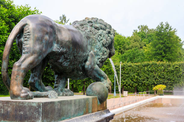 statue en bronze de lion. fragment de cascade de lion de fontaine dans le parc inférieur de peterhof à saint-pétersbourg, russie - macro column marble luxury photos et images de collection