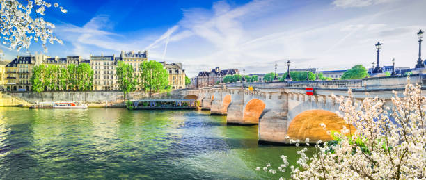 pont des arts, paris, frança - paris france panoramic seine river bridge - fotografias e filmes do acervo