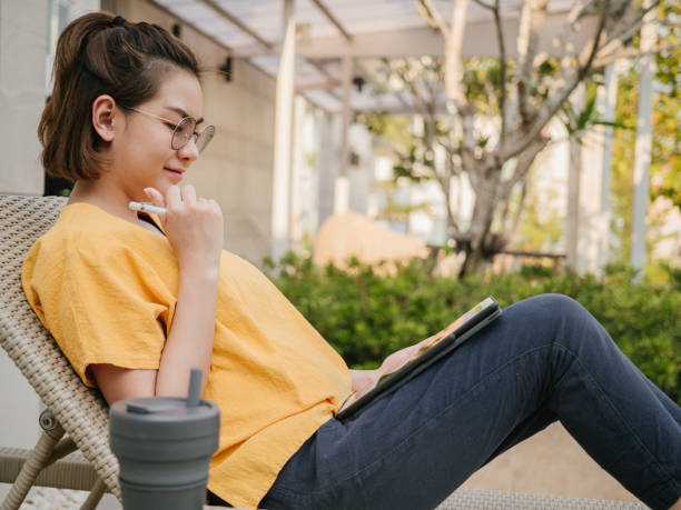 istock Freelancer working with digital tablet and digitized pen outdoor. 1306342982