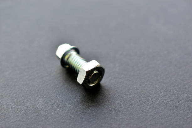 실버 볼트와 너트 에 블랙 배경 - bolt threading nut screwed 뉴스 사진 이미지