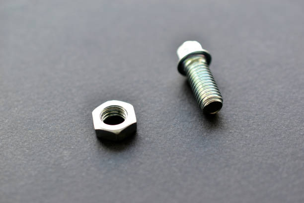 실버 볼트와 너트 에 블랙 배경 - bolt threading nut screwed 뉴스 사진 이미지