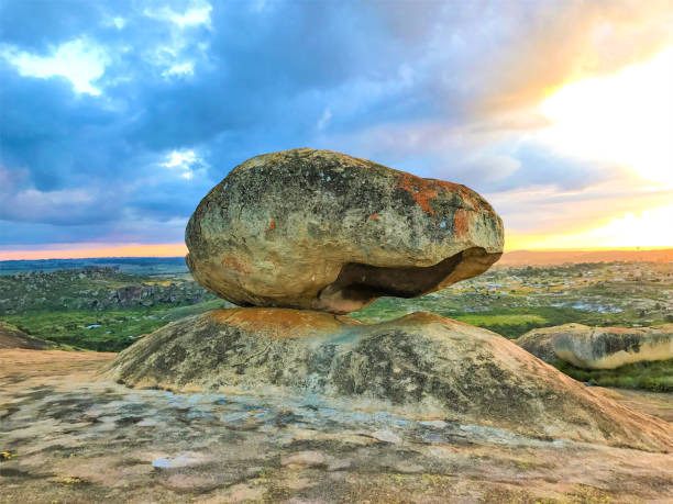 balancing rocks at domboshawa, zimbabwe - hwange national park imagens e fotografias de stock