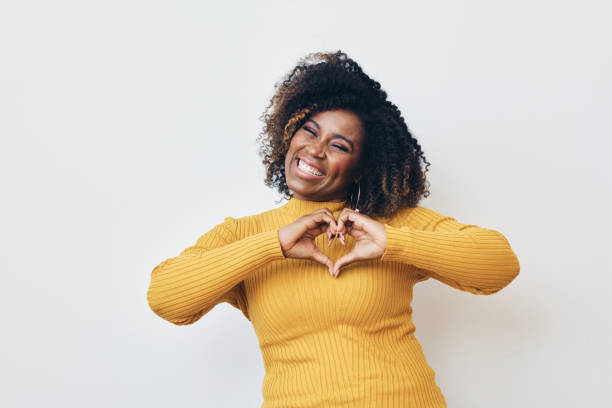 feliz mujer afroamericana haciendo el corazón con las manos - montada fotografías e imágenes de stock