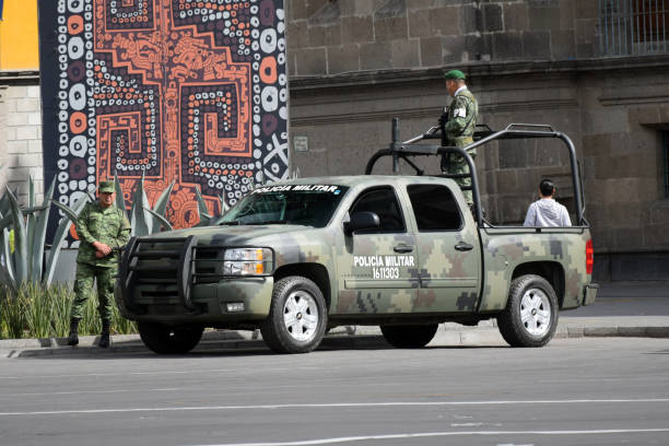 police military pick-up on a street in mexico - truck military armed forces pick up truck imagens e fotografias de stock