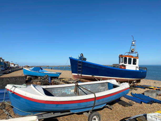 barco de pesca puxado para cima na praia shingle em deal, kent, reino unido - deal kent - fotografias e filmes do acervo