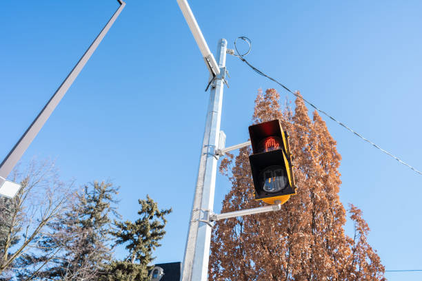 semáforo amarillo en un soleado en un día de suuny en toronto ontario canadá - canada urban scene stoplight clear sky fotografías e imágenes de stock