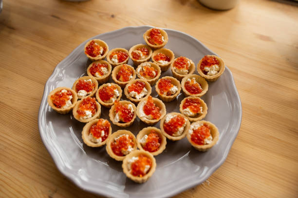 tartlets com queijo e caviar vermelho. foco seletivo. mesa de madeira - plank bread caviar close up - fotografias e filmes do acervo