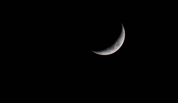 una hermosa luna creciente encerada - luna creciente fotografías e imágenes de stock