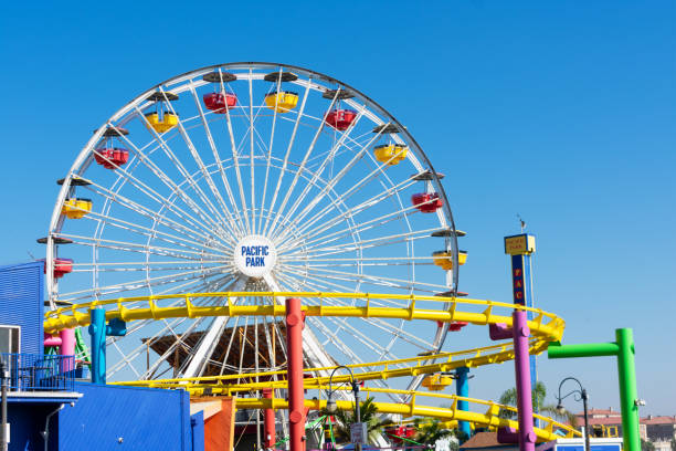 west-achterbahn und riesenrad im vergnügungsvollen pacific park am santa monica pier unter blauem himmel. - santa monica, kalifornien, usa - 2020 - ferris wheel santa monica pier santa monica wheel stock-fotos und bilder