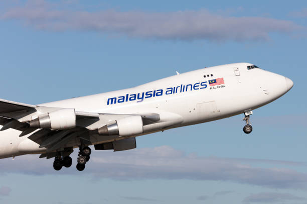 malaysia airlines cargo boeing 747-4h6 samolot towarowy startuje z lotniska w adelajdzie. - boeing boeing 747 airplane cargo container zdjęcia i obrazy z banku zdjęć