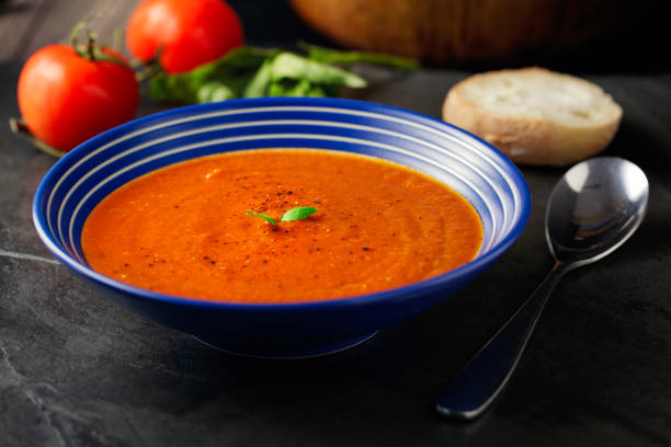 sopa de tomate vegano saludable - sopa de tomate fotografías e imágenes de stock
