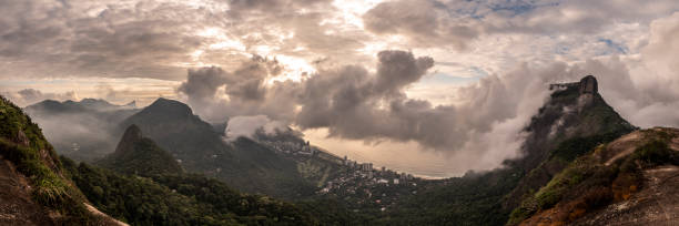 piękny wschód słońca z chmurami i lasami deszczowymi w parku tijuca - gavea mountain zdjęcia i obrazy z banku zdjęć