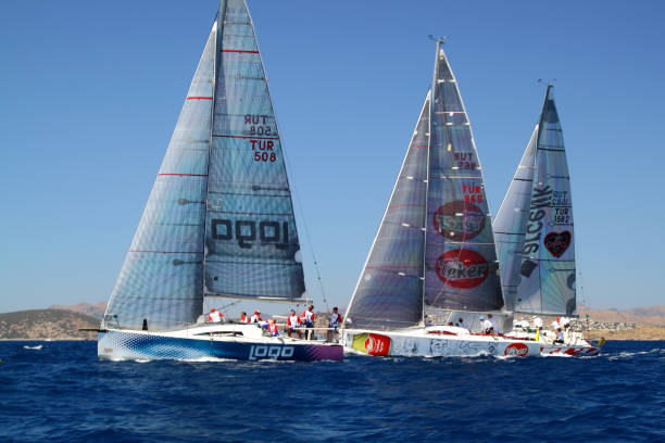 segelschiffsyachten im offenen meer. luxusboote. - sailboat storm teamwork competition stock-fotos und bilder