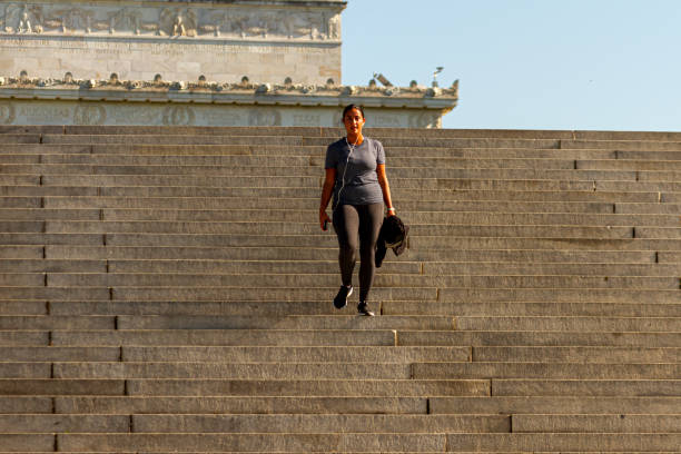 uma jovem hispânica está se exercitando nas escadas íngremes perto do lincoln memorial em dc - the mall audio - fotografias e filmes do acervo