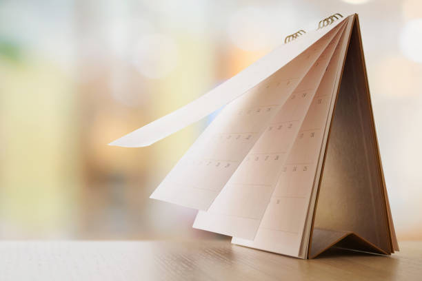 calendario de escritorio de papel blanco en mesa de madera con cita de fondo bokeh borrosa y concepto de reunión de negocios - today routine business no fotografías e imágenes de stock