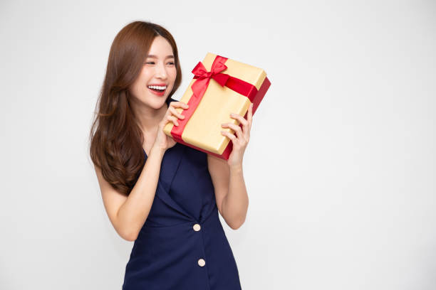 happy beautiful asian woman smile with gold gift box isolated on white background. teenage girls in love, receiving gifts from lovers. new year, christmas and valentines day concept - suitor imagens e fotografias de stock
